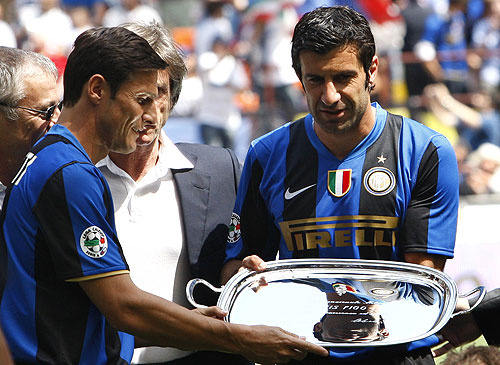 Javier Zanetti, el capitán del equipo, le entrega una placa a un emocionado Luis Figo 