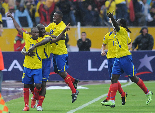 Los jugadores de Ecuador festejan el primer gol del partido, luego llegaría el segundo 