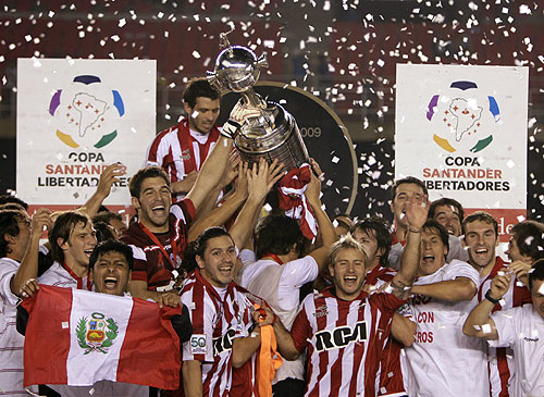 Los jugadores de Estudiantes levantan la Copa Libertadores tras consagrarse campeones en la competición más importante de América  